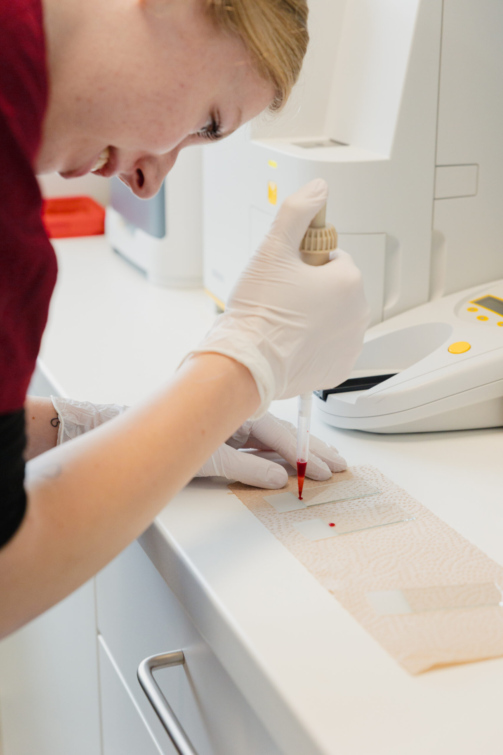 Tierarzt Fendrich-59 Foto einer Frau mit Laborproben